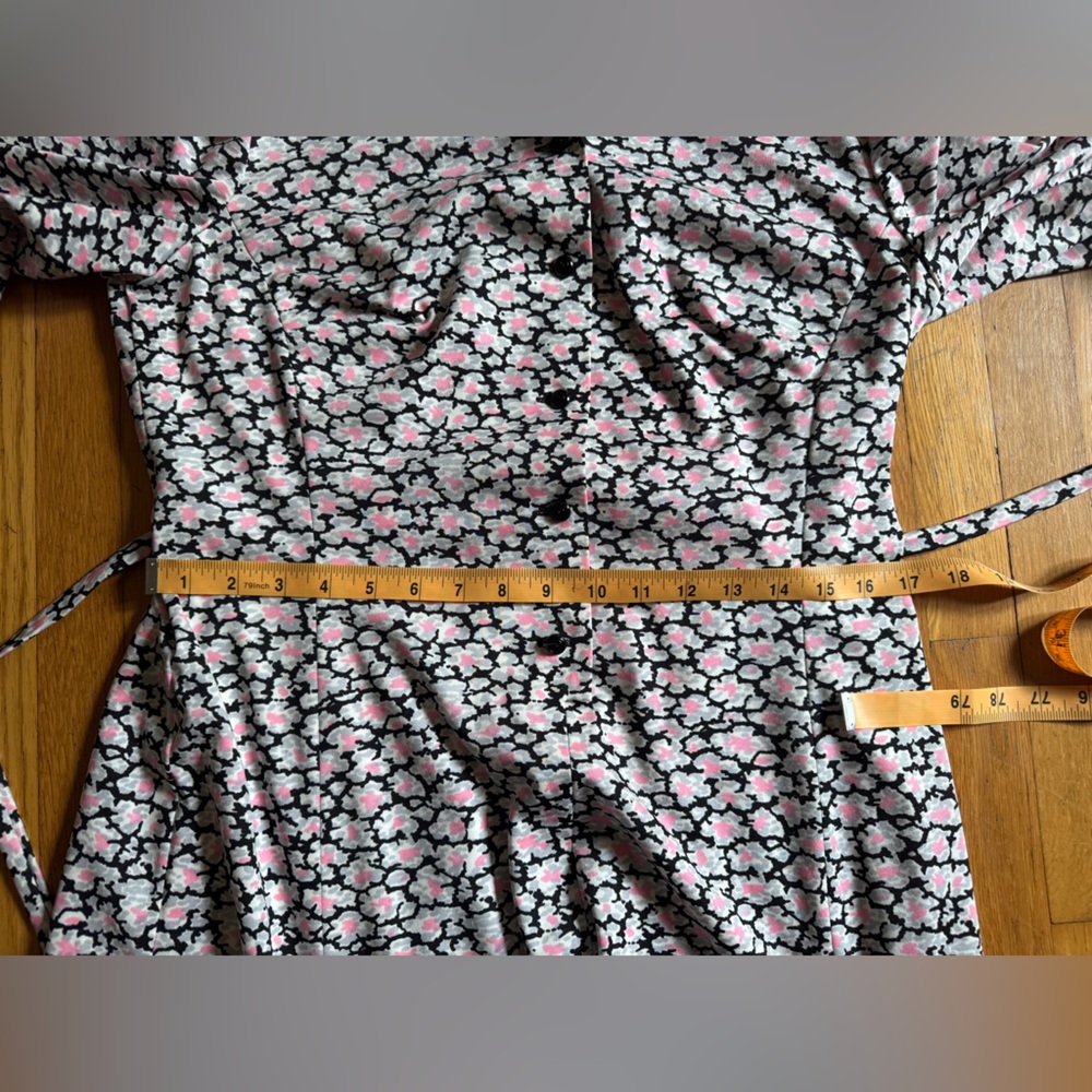 70s Vintage Pink White and Grey Floral Shirt Dress with Fringe Belt - Picture 7 of 7